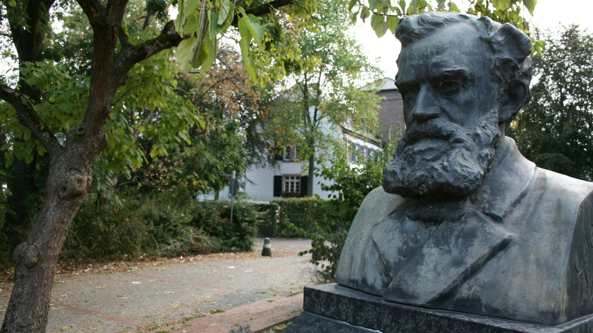 Es ist die Büste von Carl Schurz zu sehen.