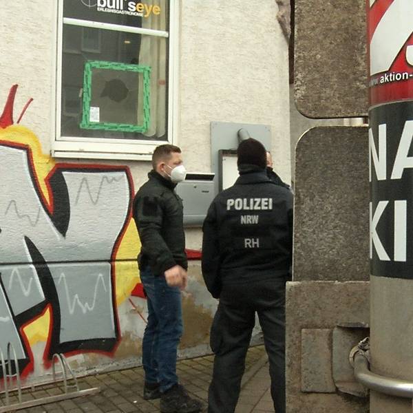 An einem Pfahl in Thüringen ist ein Aufkleber mit der Aufschrift „Nazi Kiez“ zu sehen. (Symbolbild)