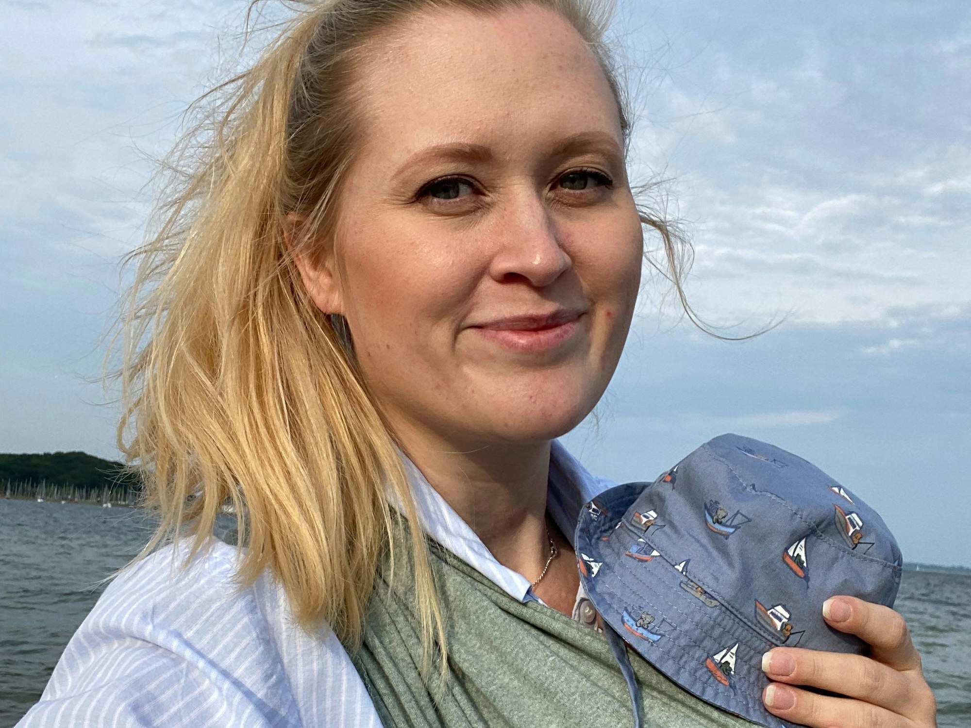 Die Mutter Julia Hinkel mit ihrem Baby.