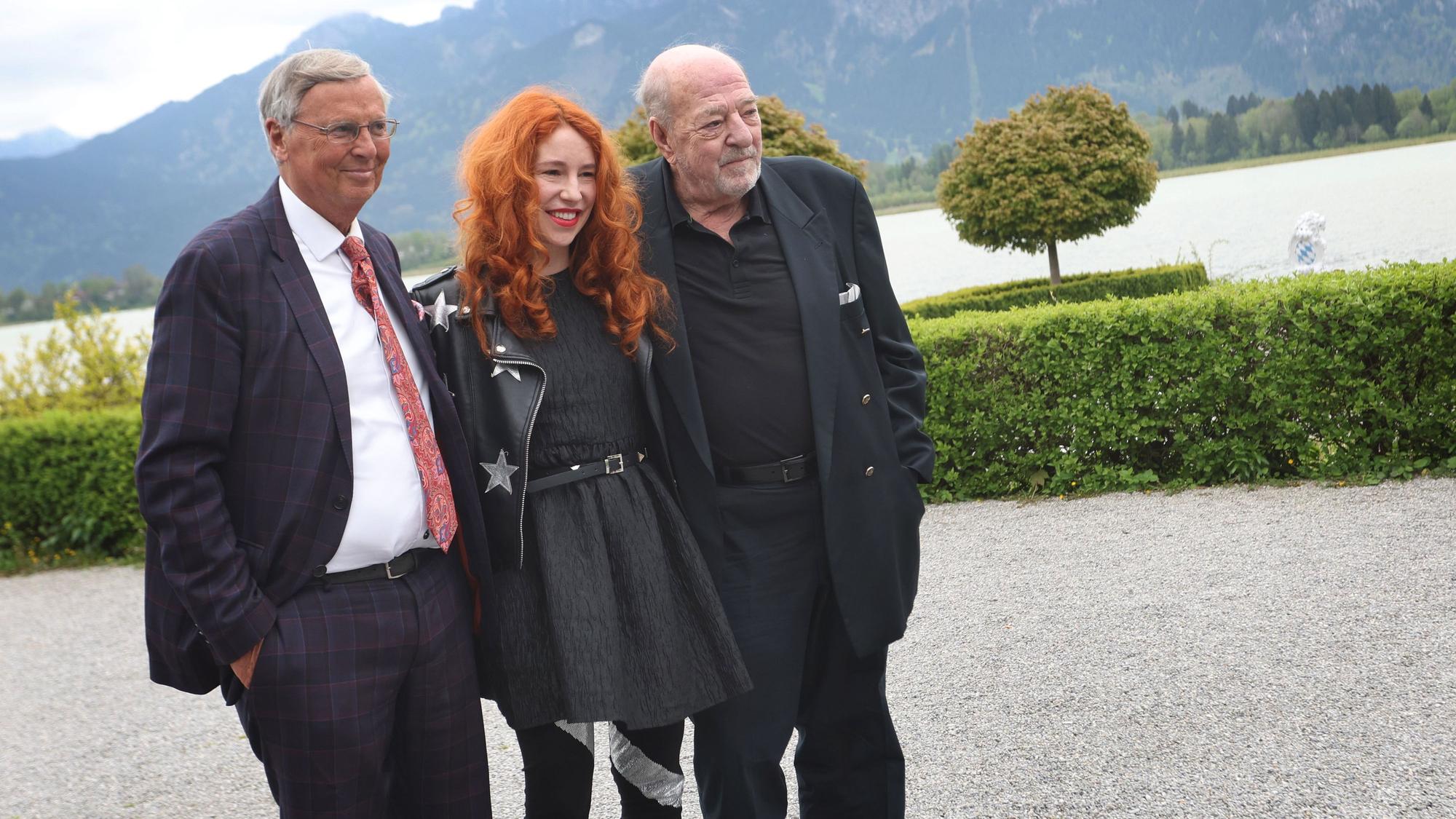 Am Roten Teppich vorm Festspielhaus Neuschwanstein am Forggensee stehen Wolfgang Bosbach (l.), Laura Käfer und deren Mann Ralph Siegel.