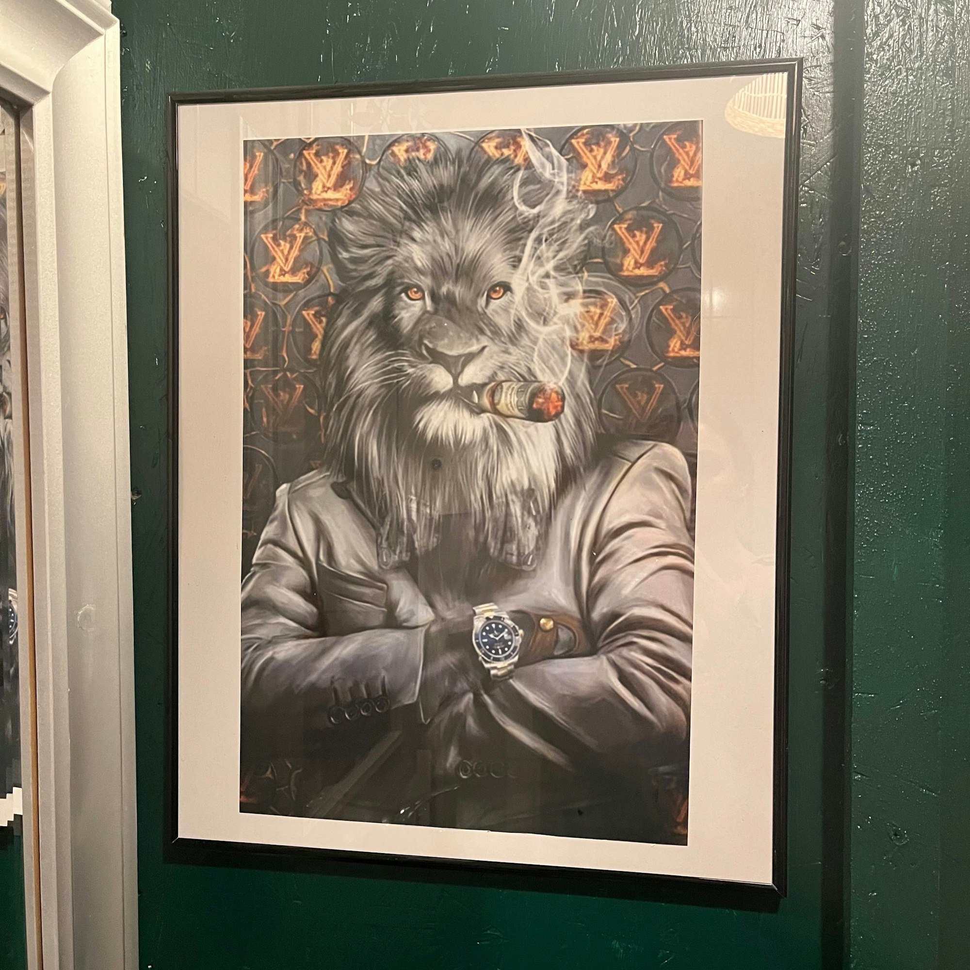 Ein Bild eines rauchenden Löwen ziert die Toilettenwände.