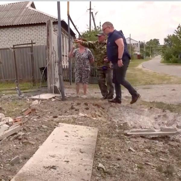 Russische Soldaten und Sicherheitsbeamte untersuchen ein Gebäude in Belgorod, das nach Kämpfen in der grenznahen Stadt zur Ukraine beschädigt wurde.