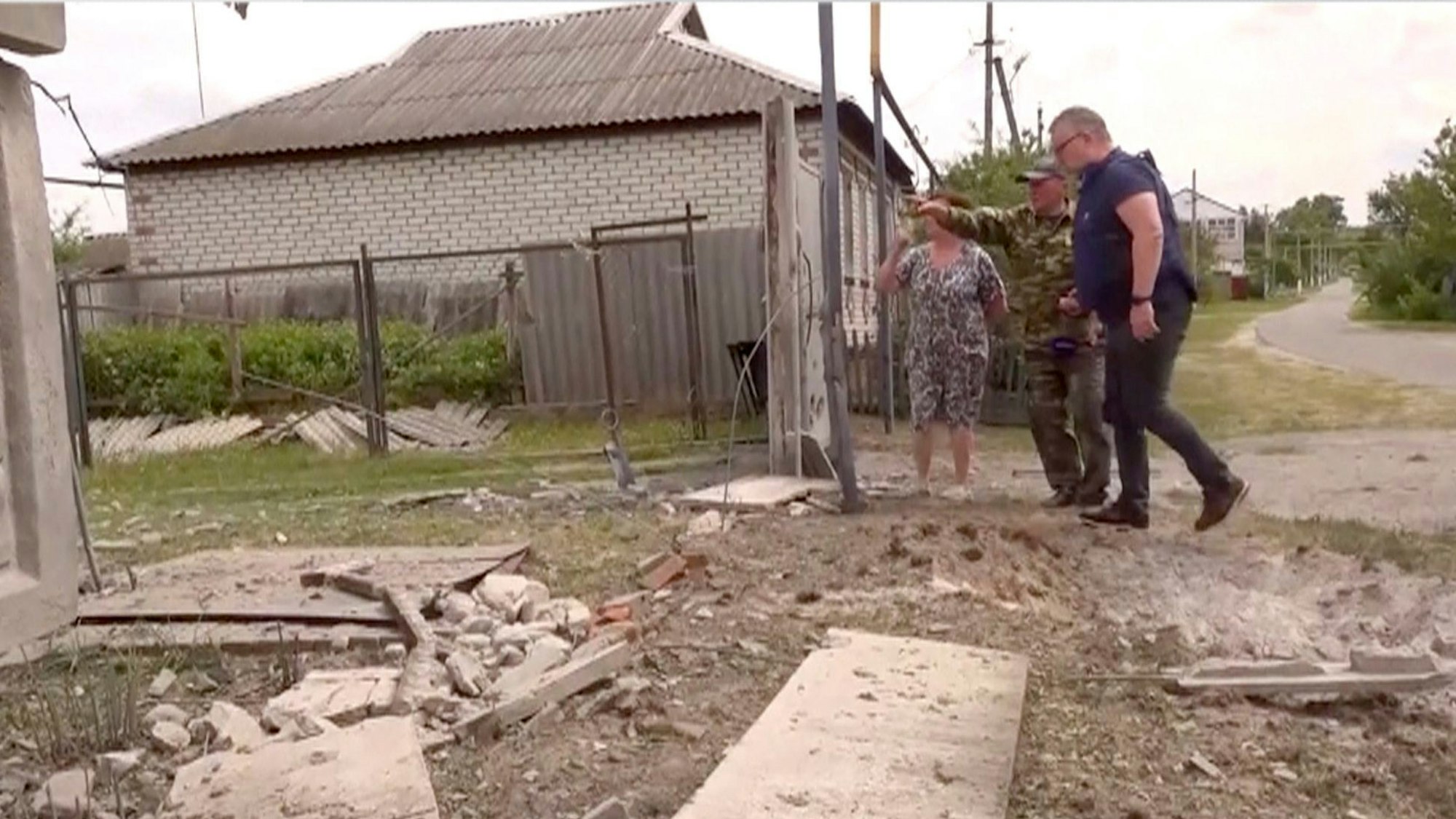 Russische Soldaten und Sicherheitsbeamte untersuchen ein Gebäude in Belgorod, das nach Kämpfen in der grenznahen Stadt zur Ukraine beschädigt wurde.