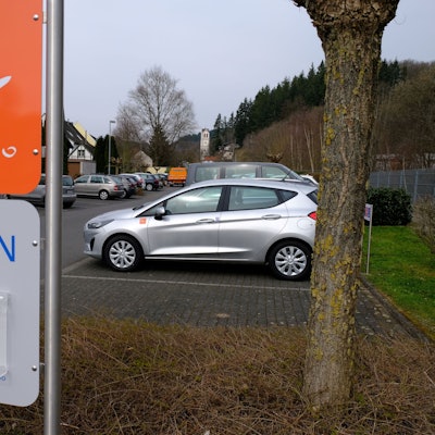 Eine Carsharing-Station des Dienstleisters Cambio Rheinland ist auch in Hellenthal.