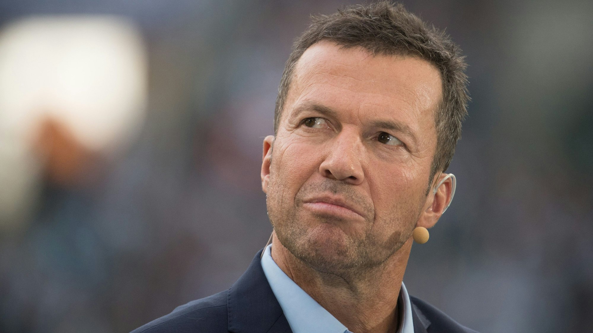 Rekord-Nationalspieler und Fußball-Experte Lothar Matthäus am Spielfeldrand.