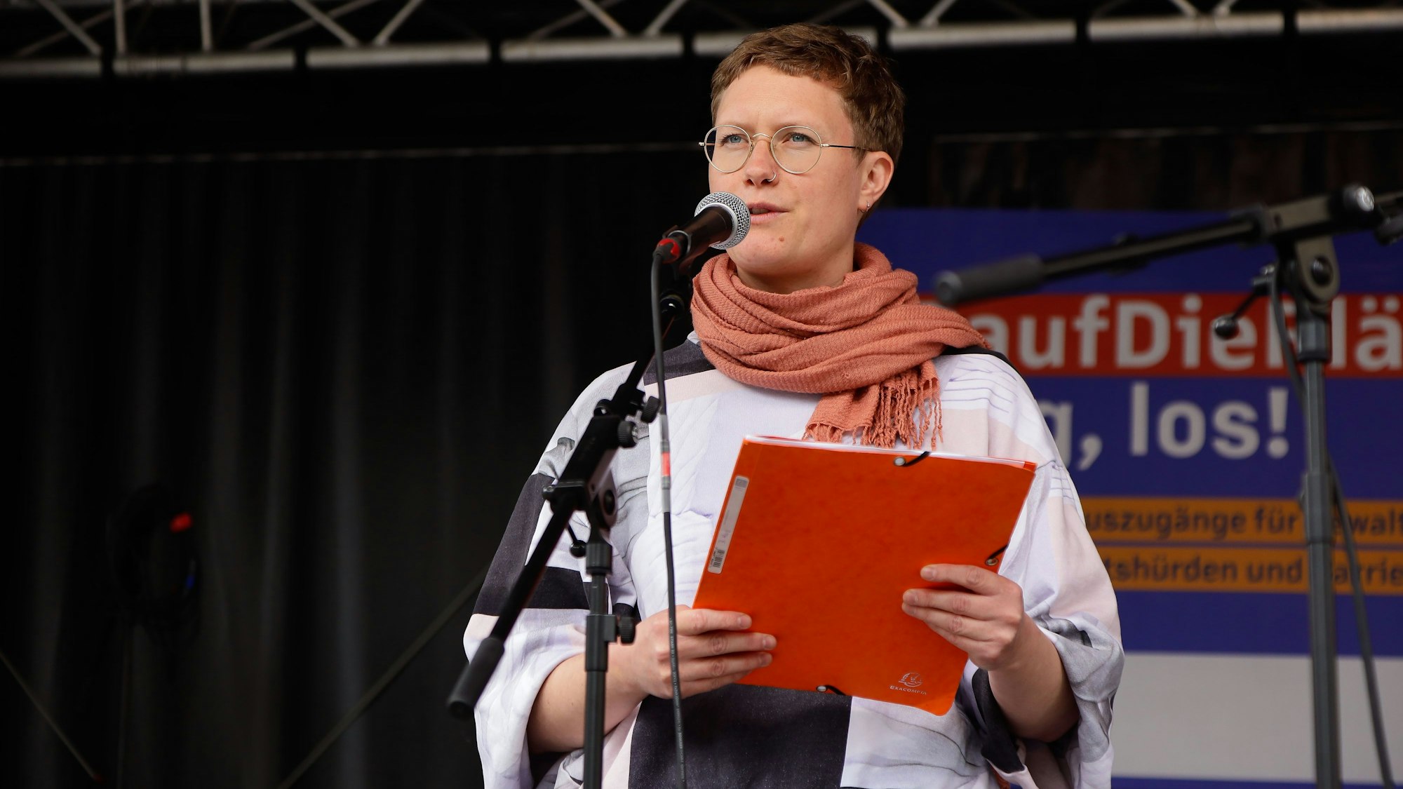 Eine Frau steht auf der Bühne