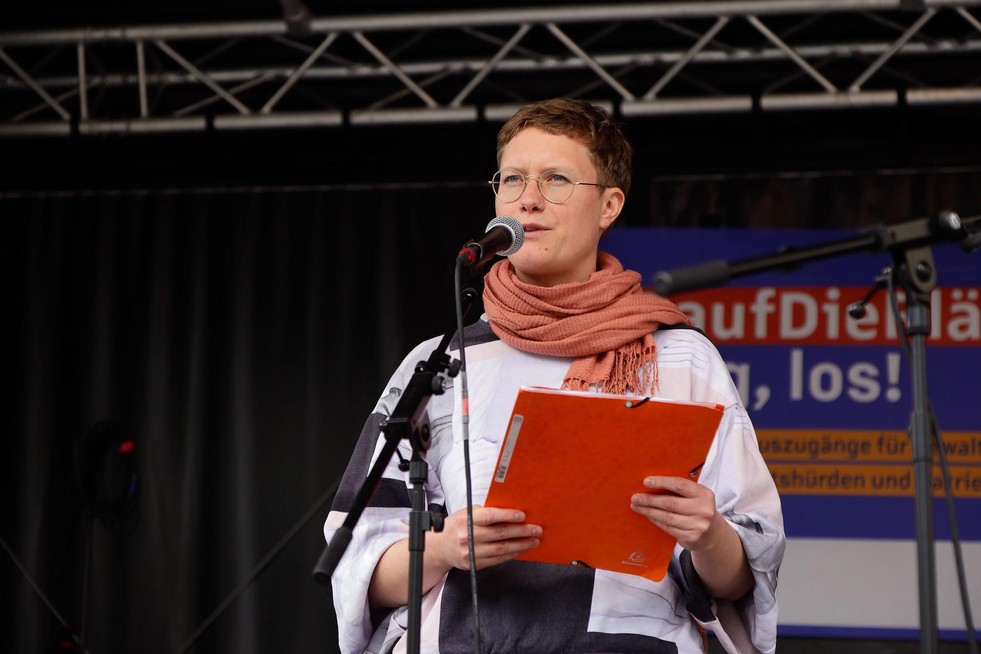 Josi Hüttel auf der Bühne eines Kampagnentages für Frauenhäuser in Köln 2023.