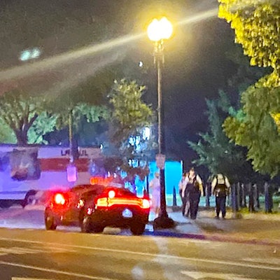 Ein Umzugswagen ist in die Absperrung des Weißen Hauses gefahren. Im Fahrzeug wurde eine Hakenkreuzfahne gefunden.