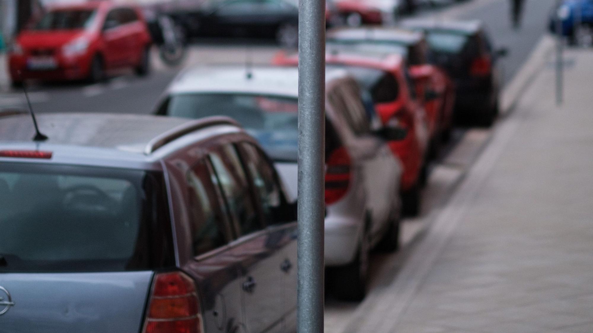 Autos stehen an einer Straße geparkt.