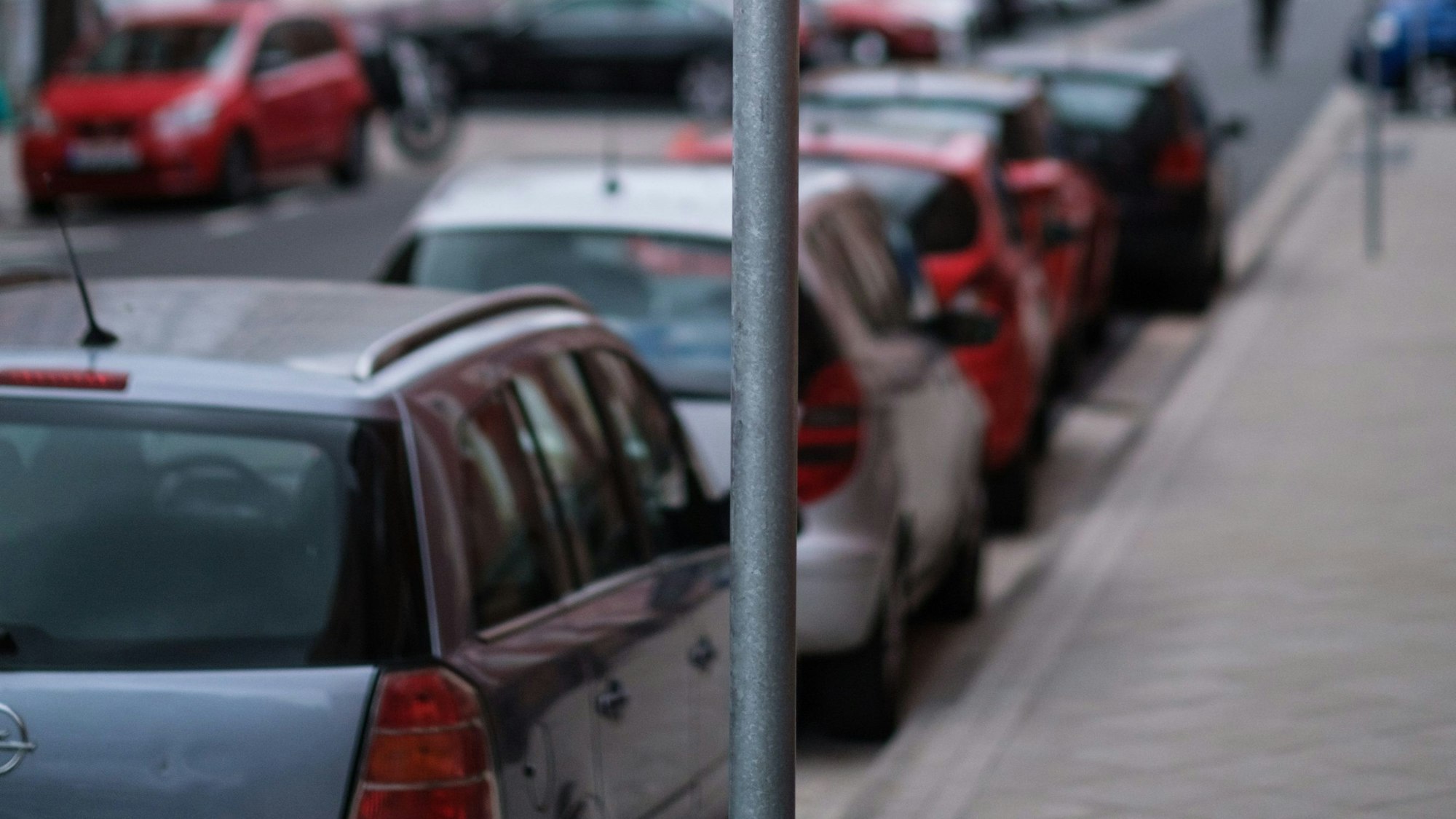 Autos stehen an einer Straße geparkt.