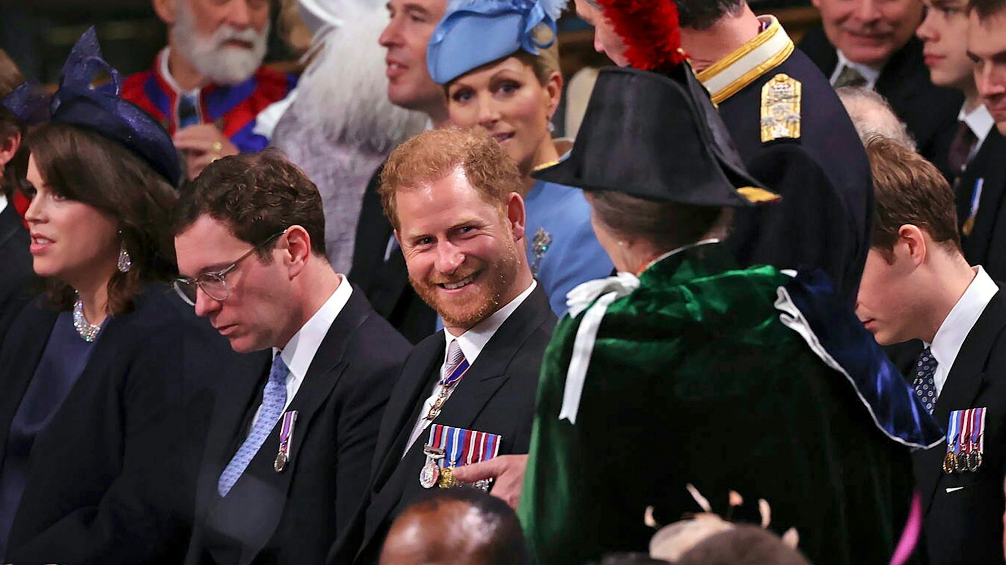 Prinz Harry im Gespräch mit Prinzessin Anne in der Westminster Abbey – kurz vor der Krönung von König Charles III. und Königin Camilla.