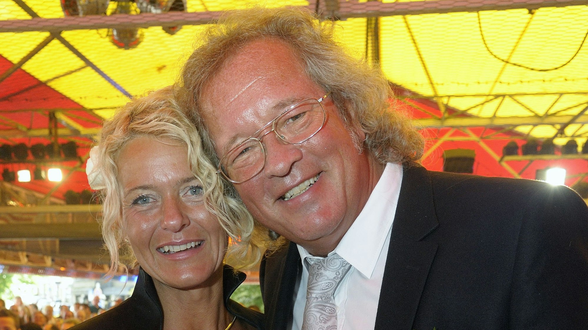 Unrau mit Ehefrau Ute bei der Hochzeit auf dem Autoscooter.