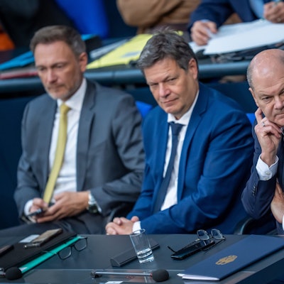 Christian Lindner (FDP), Bundesminister der Finanzen, (l-r) sitzt neben Robert Habeck (Bündnis 90/Die Grünen), Bundesminister für Wirtschaft und Klimaschutz, und Bundeskanzler Olaf Scholz (SPD) auf der Regierungsbank im Bundestag. (Archivbild)