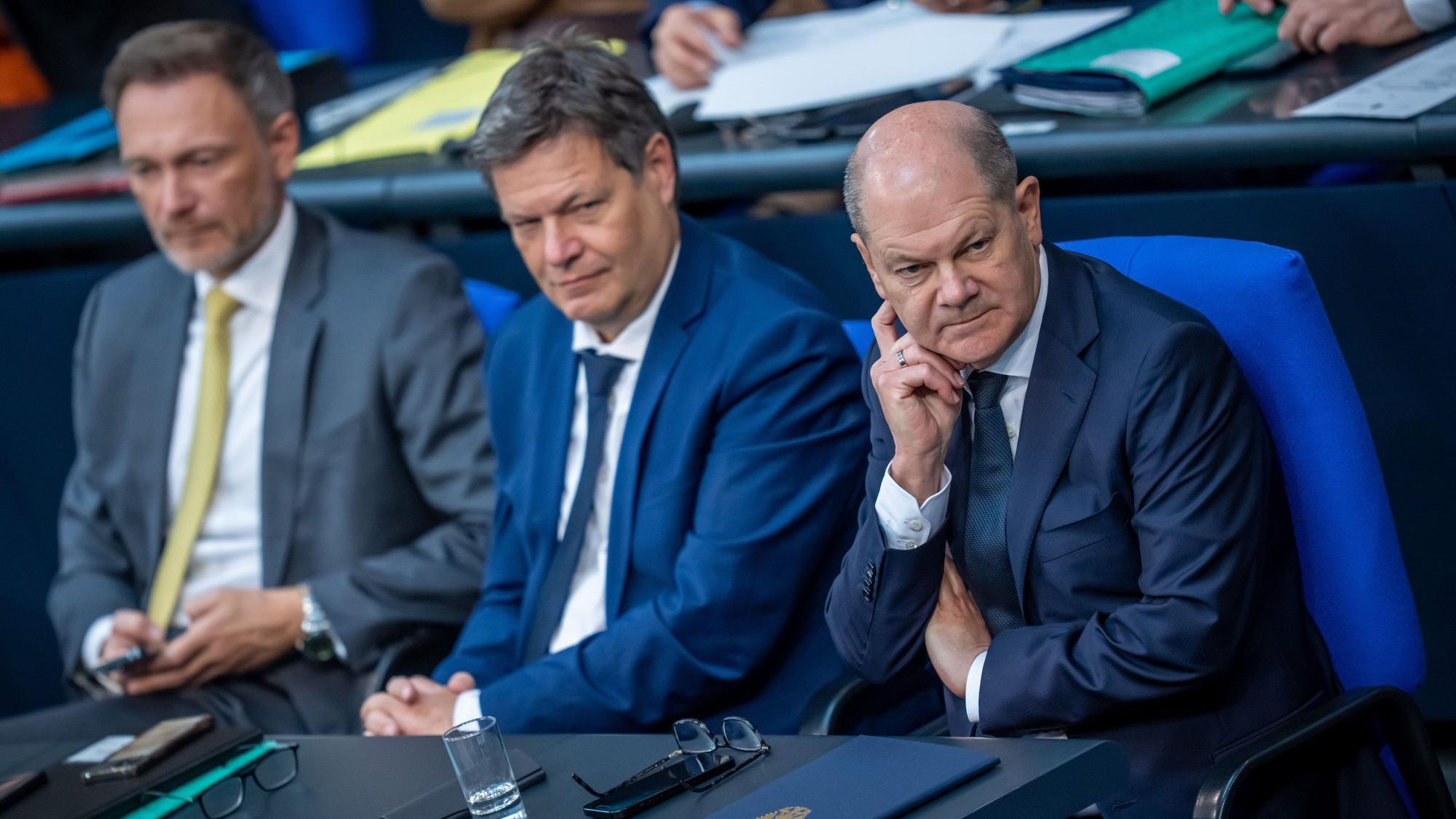 Ampel-Vertreter: Finanzminister Christian Lindner (FDP), Wirtschaftsminister Robert Habeck (Bündnis 90/Die Grünen) und Bundeskanzler Olaf Scholz (SPD). (Archivbild)