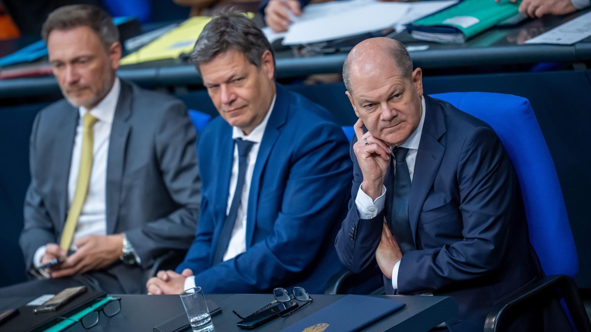 Christian Lindner (FDP), Bundesminister der Finanzen, Robert Habeck (Bündnis 90/Die Grünen), Bundesminister für Wirtschaft und Klimaschutz, und Bundeskanzler Olaf Scholz (SPD) auf der Regierungsbank im Bundestag
