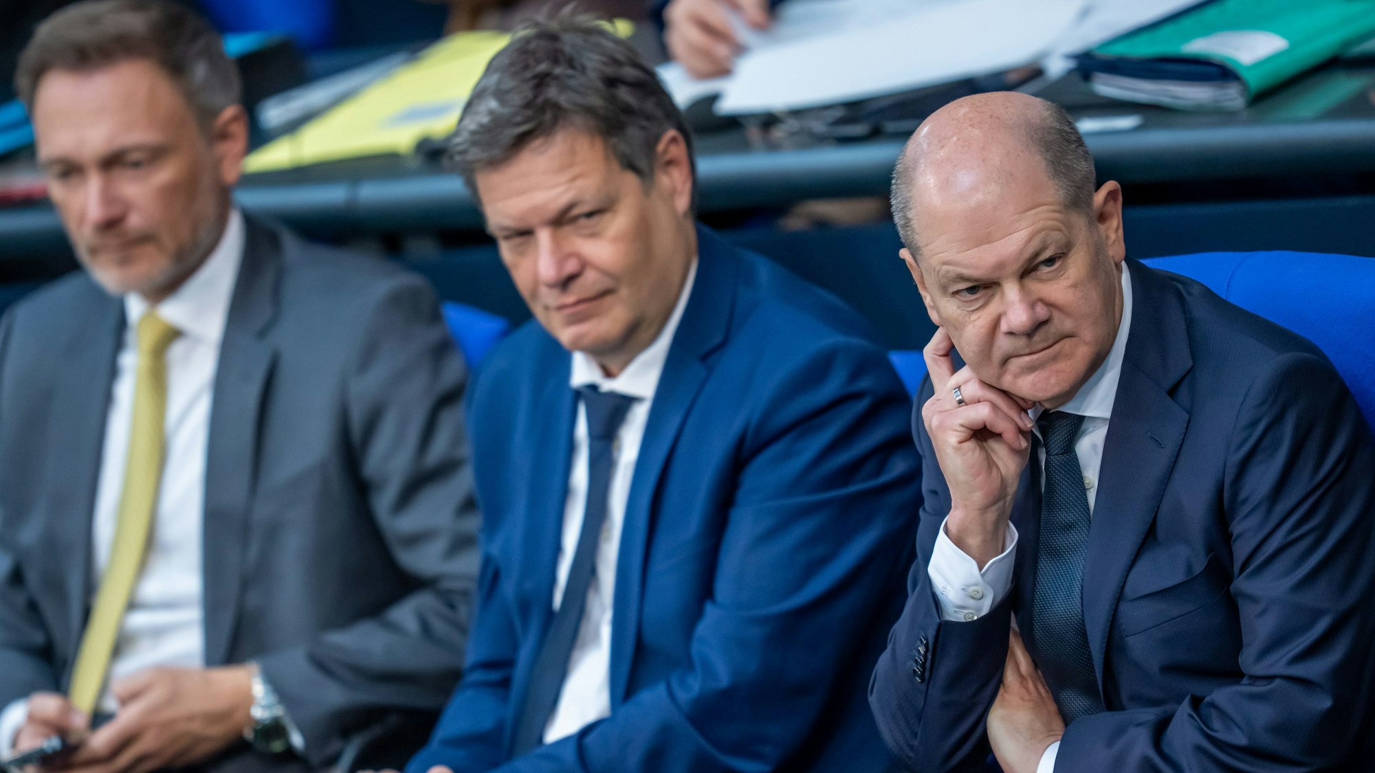 Bundeskanzler Olaf Scholz (SPD) mit Vizekanzler Robert Habeck (Grüne) und Finanzminister Christian Lindner (FDP) auf der Regierungsbank im Bundestag