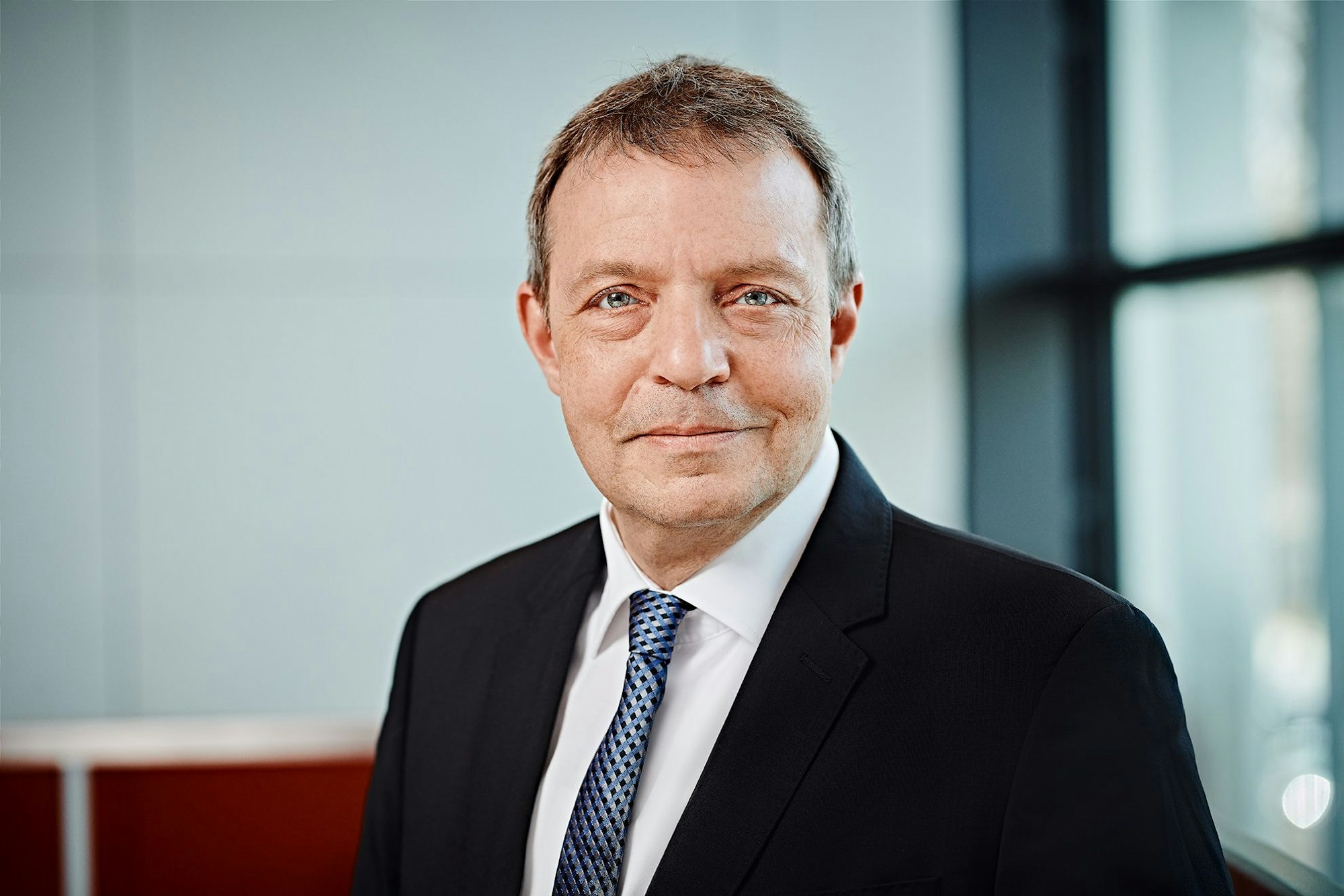 Professor Dr. Patrick Diel schaut freundlich in die Kamera.