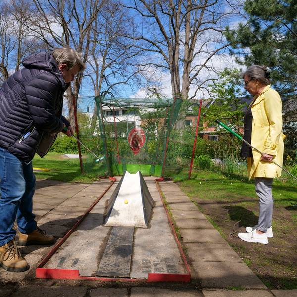 Das Foto zeigt die Minigolf-Anlage in Erftstadt-Lechenich: Hier muss der Ball über eine Rampe in einen Korb geschlagen werden. Für viele Spieler bedeutet dies eine sichere 7 auf dem Block: sieben Fehlversuche.
