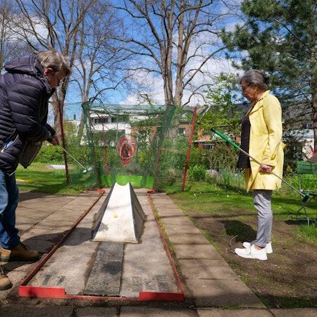 Das Foto zeigt die Minigolf-Anlage in Erftstadt-Lechenich: Hier muss der Ball über eine Rampe in einen Korb geschlagen werden. Für viele Spieler bedeutet dies eine sichere 7 auf dem Block: sieben Fehlversuche.