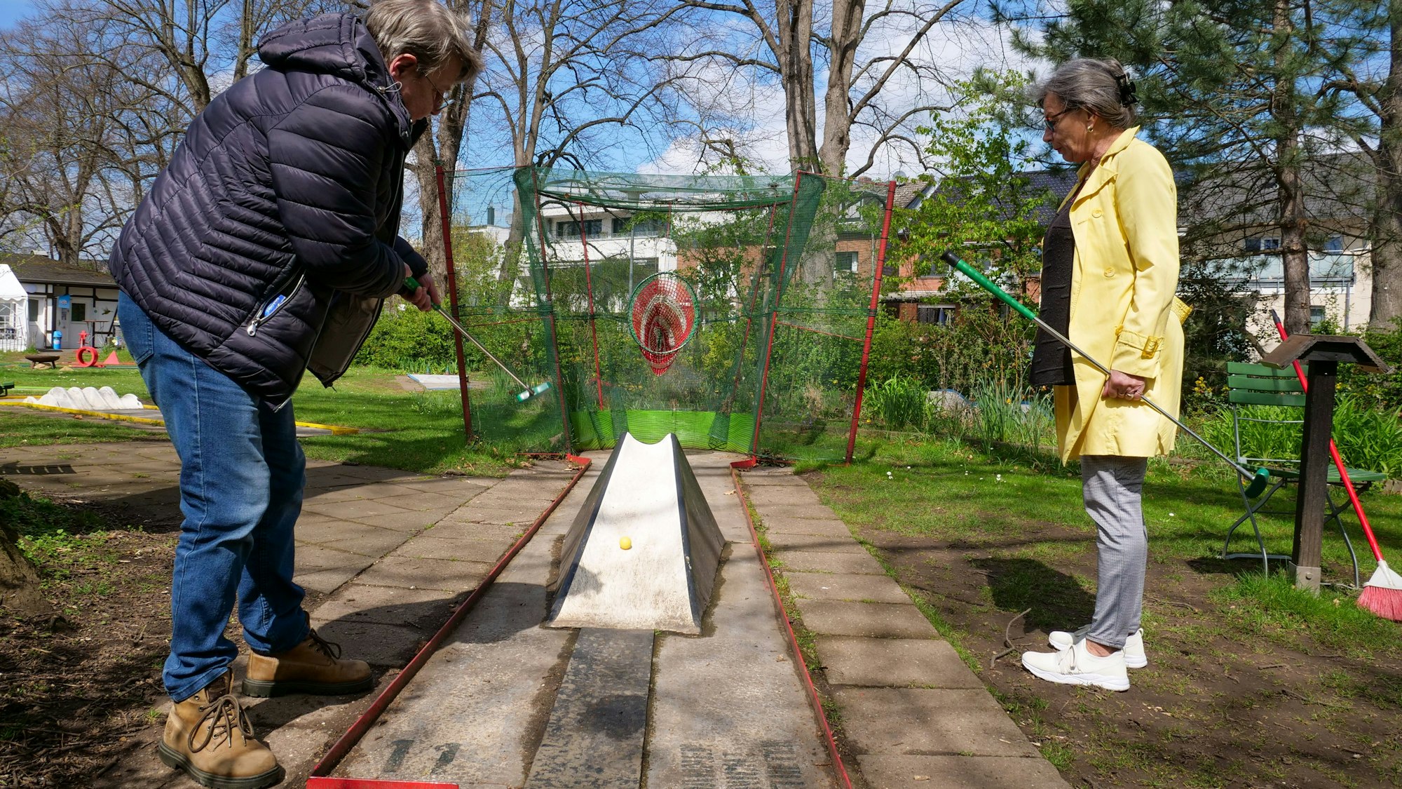 Das Foto zeigt die Minigolf-Anlage in Erftstadt-Lechenich: Hier muss der Ball über eine Rampe in einen Korb geschlagen werden. Für viele Spieler bedeutet dies eine sichere 7 auf dem Block: sieben Fehlversuche.