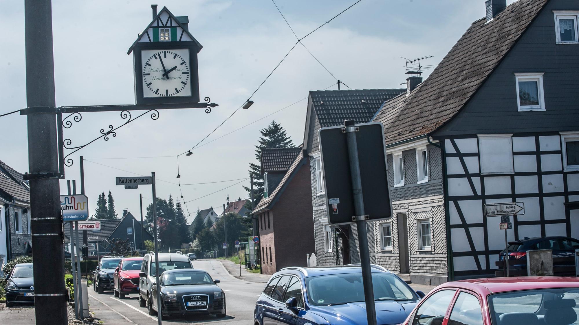 B 51 ( L188): Die Uhr der Kaltenherberger Heimatfreunde hing 2019 noch – jetzt ist sie weg.