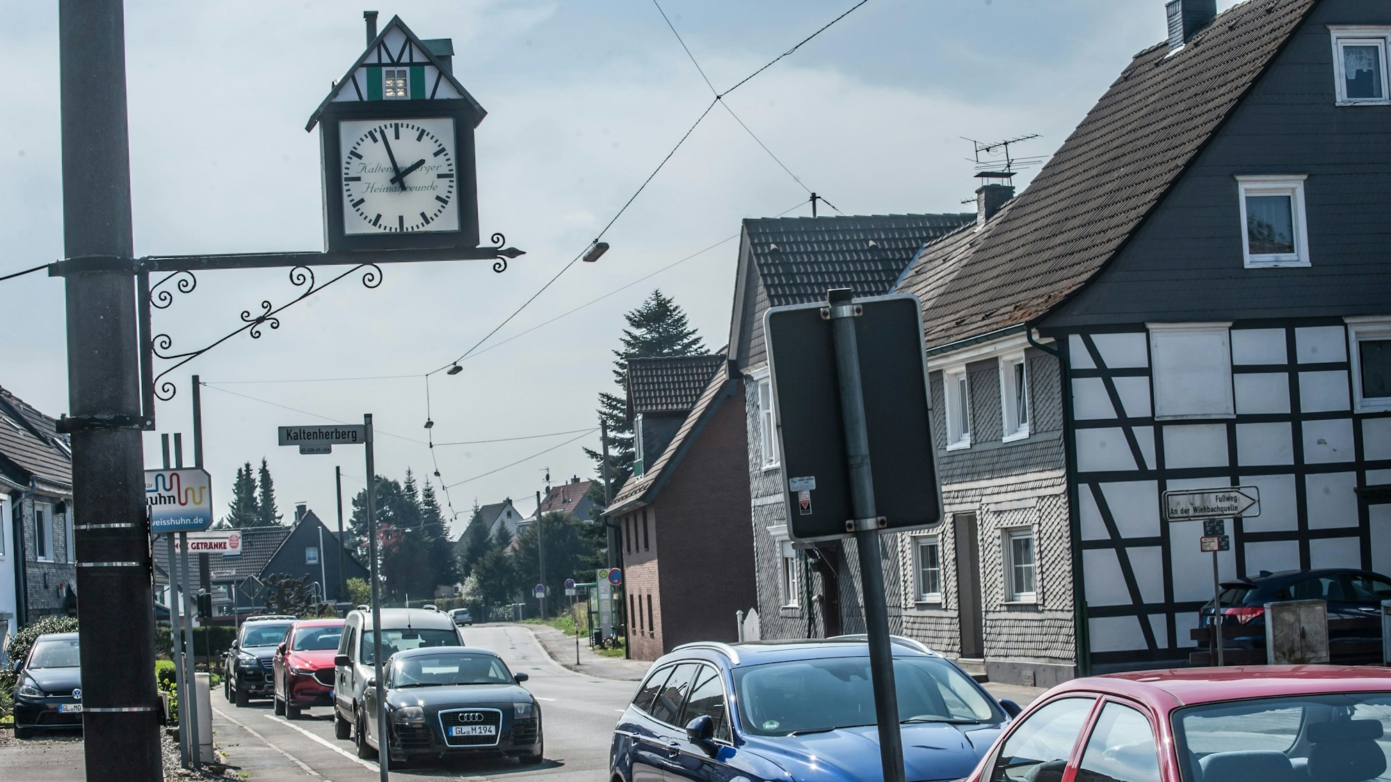 B 51 ( L188): Die Uhr der Kaltenherberger Heimatfreunde hing 2019 noch – jetzt ist sie weg.