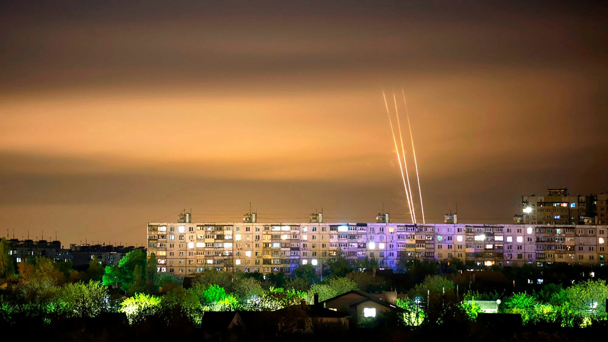 Raketen starten aus der russischen Region Belgorod. Am Montag sind russische Freiwilligen-Verbände in die Grenzregion vorgedrungen. (Archivbild)