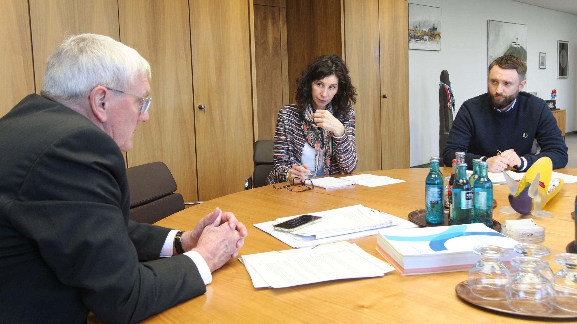 Landrat Schuster im Gespräch mit Sandra Ebert und Christian Stahl.