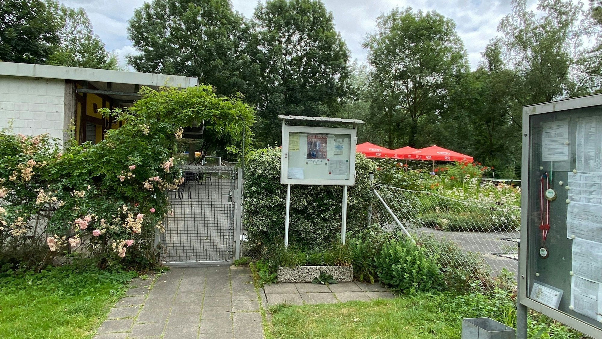 Das Foto zeigt den Zugang zu der beliebten Minigolf-Anlage in Paffendorf.