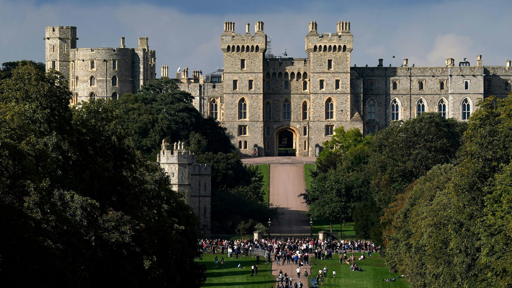 Schloss Windsor mit Menschen davor.