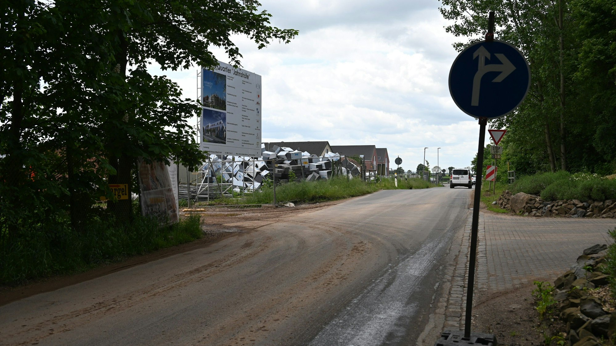 Das Foto zeigt die Baustelle in Erftstadt-Konradsheim. Dort ist es für Radfahrer und Fußgänger zu gefährlich, meint die Kreisverwaltung, und hat die K 44 für sie in diesem Bereich gesperrt.