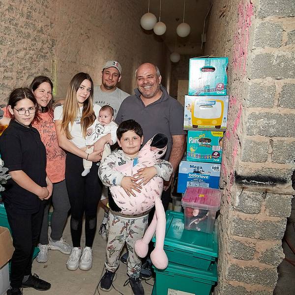 Die Gemünder Familie Uccello mit den Hilfsgütern für Italien, die in einem nach der Flut noch nicht sanierten Haus gestapelt sind.