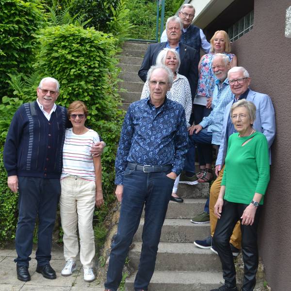 Es sind die zehn Volksschüler zu sehen.
