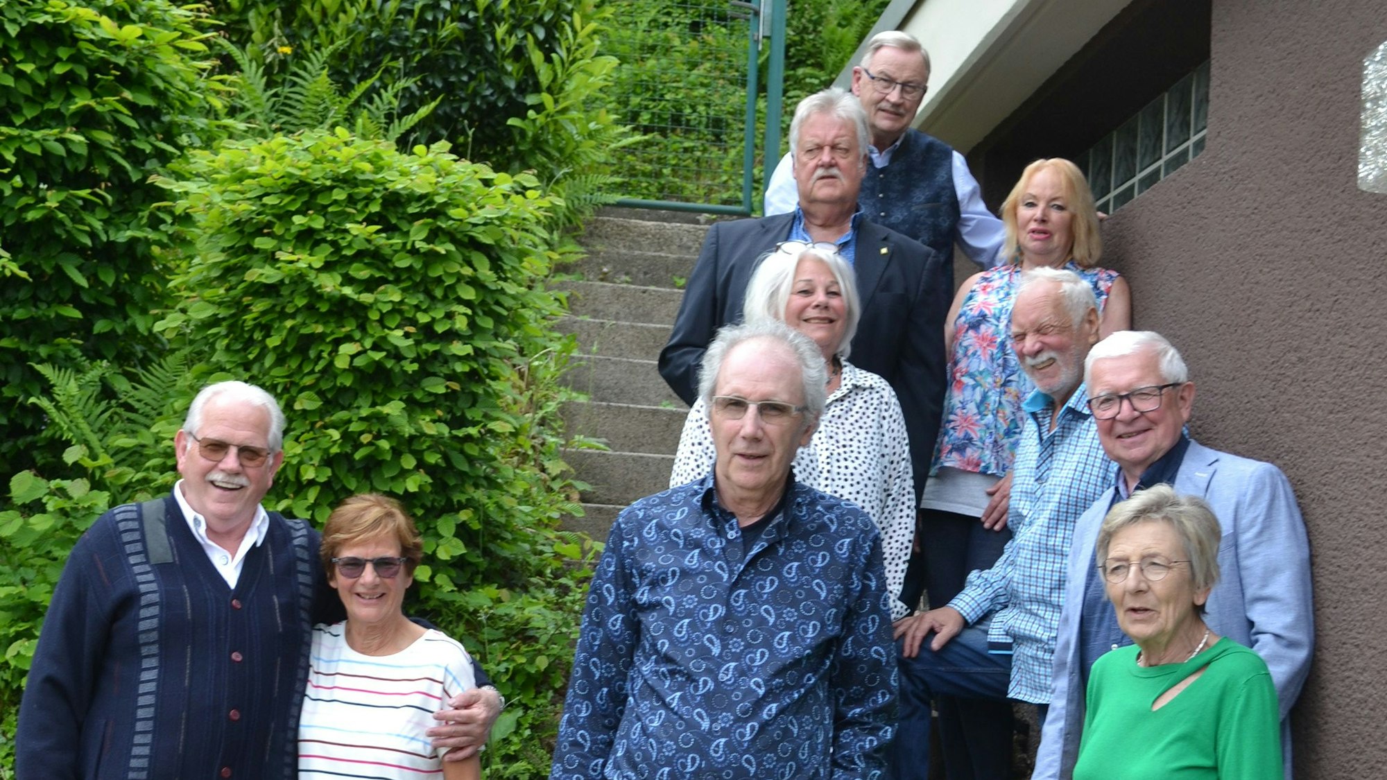 Es sind die zehn Volksschüler zu sehen.