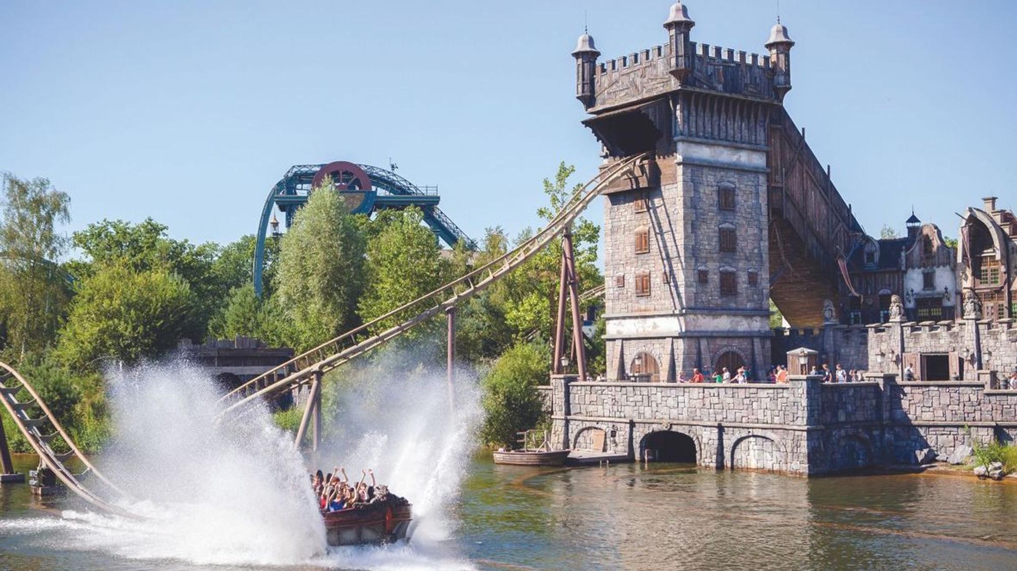 Wasserrutsche in einem Freizeitpark.