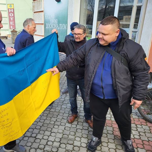 Der ukrainische Pfarrer Sasha Koropets (r.) überreichte Manuel Weber zum Dank die signierte Flagge einer Armeeeinheit.