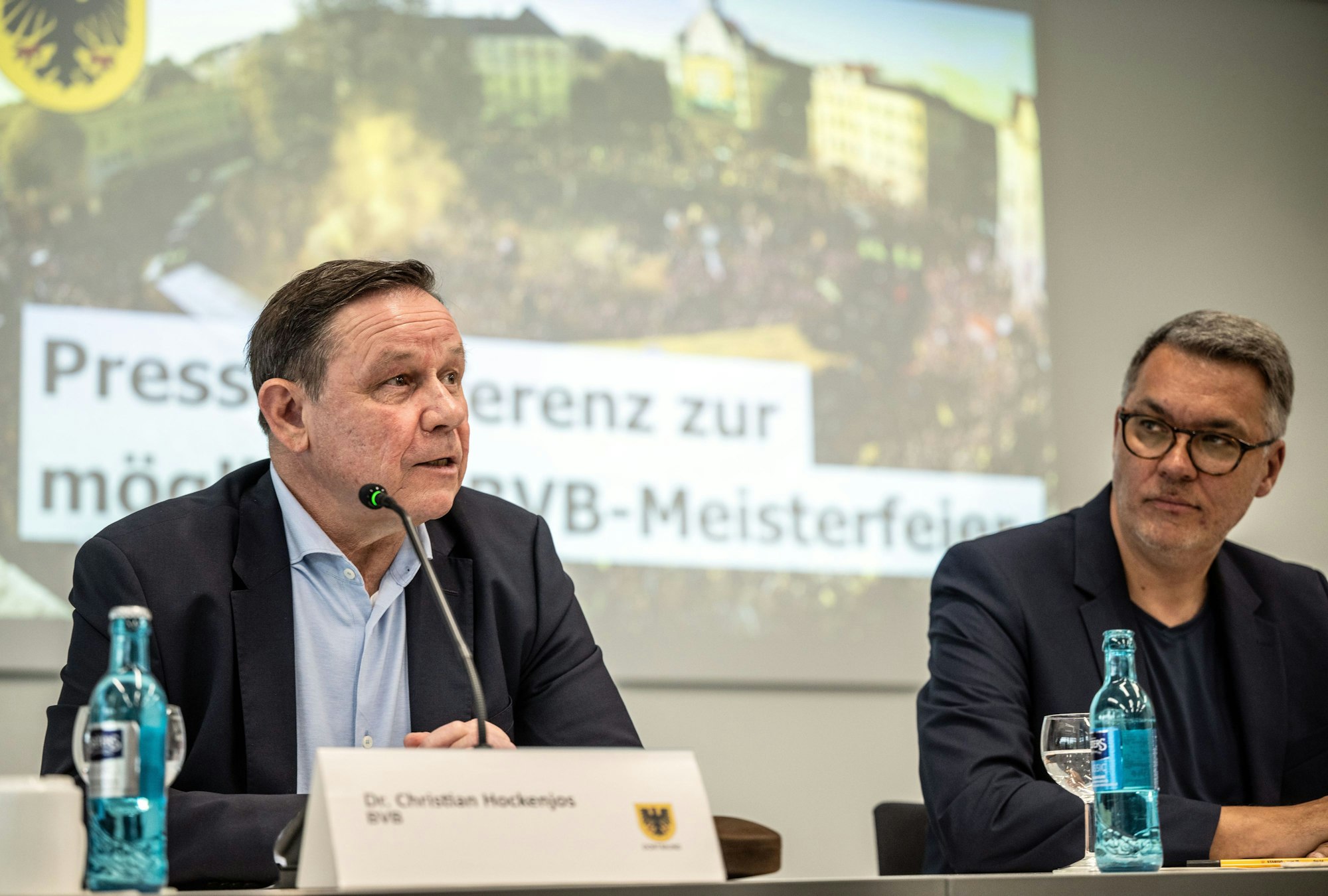 Christian Hockenjos (l.), BVB-Organisationschef, spricht neben Dortmunds Oberbürgermeister Thomas Westphal (SPD) bei einer Pressekonferenz der Stadt über die mögliche Meisterfeier von Borussia Dortmund.