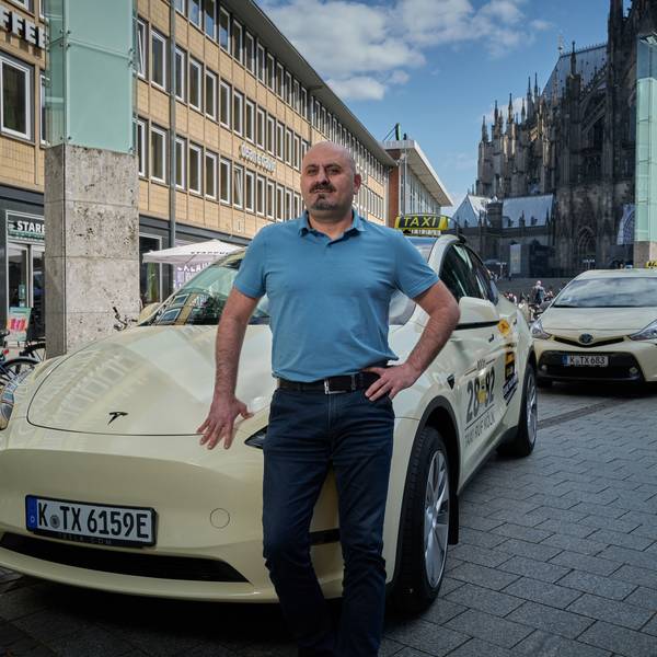 Das einzige Tesla-Taxi Kölns wird von Recep Özdemir gefahren.