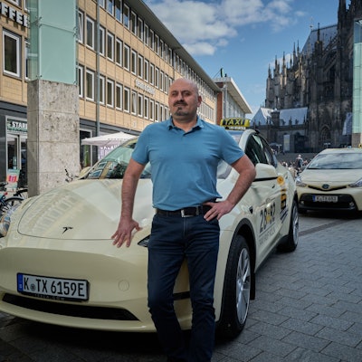 Das einzige Tesla-Taxi Kölns wird von Recep Özdemir gefahren.