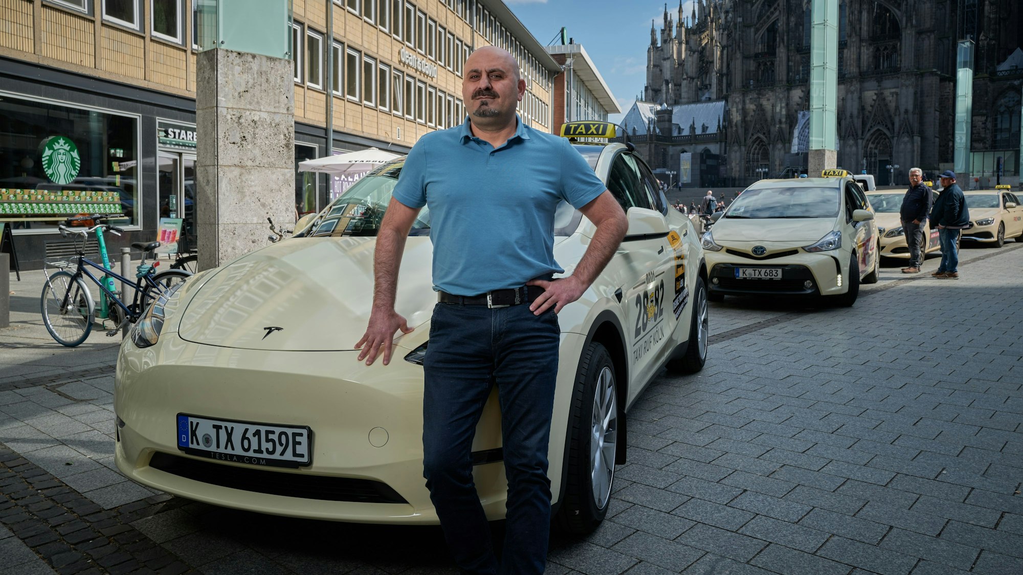Das einzige Tesla-Taxi Kölns wird von Recep Özdemir gefahren.