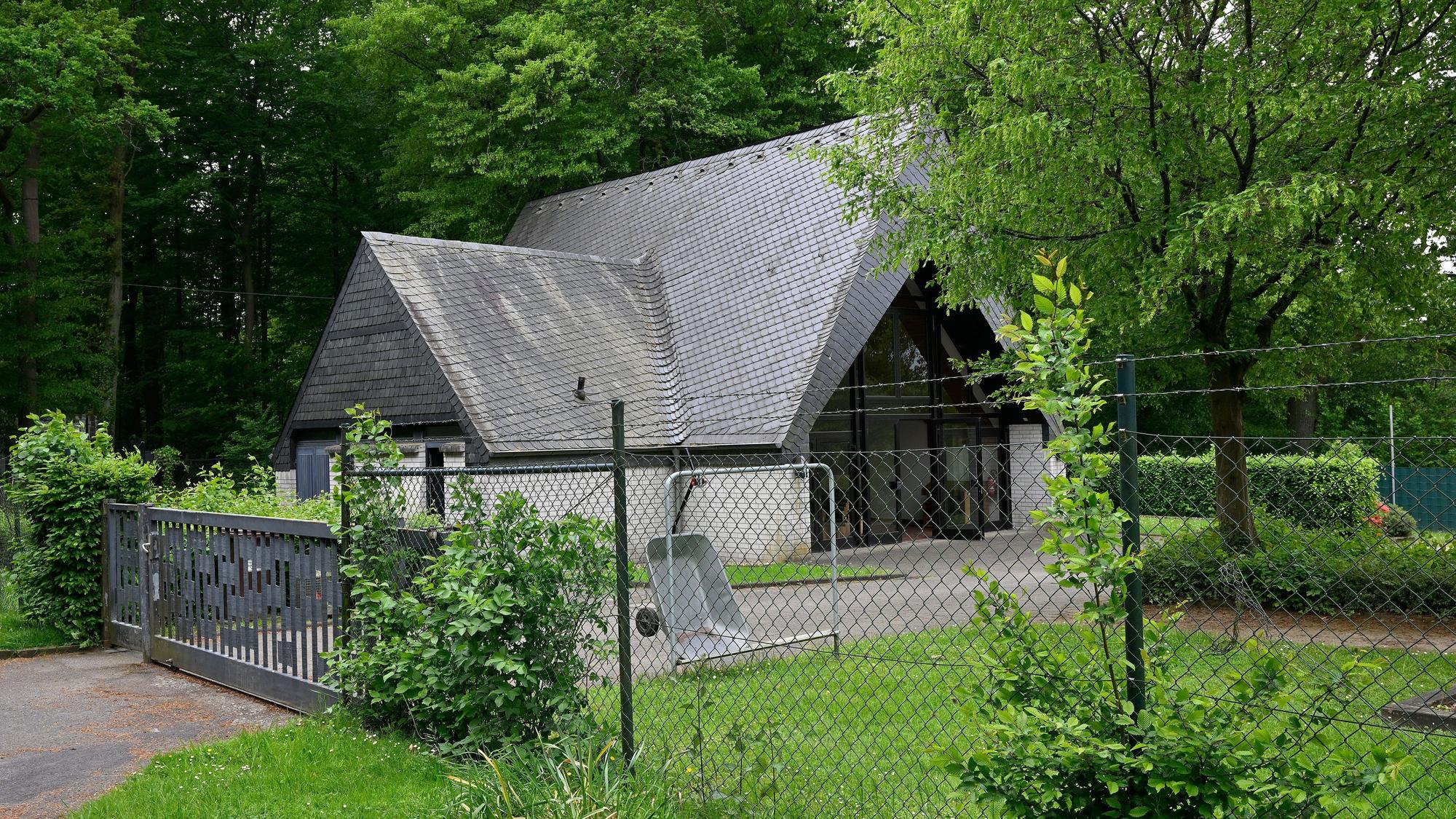 Es ist die Trauerhalle zu sehen.