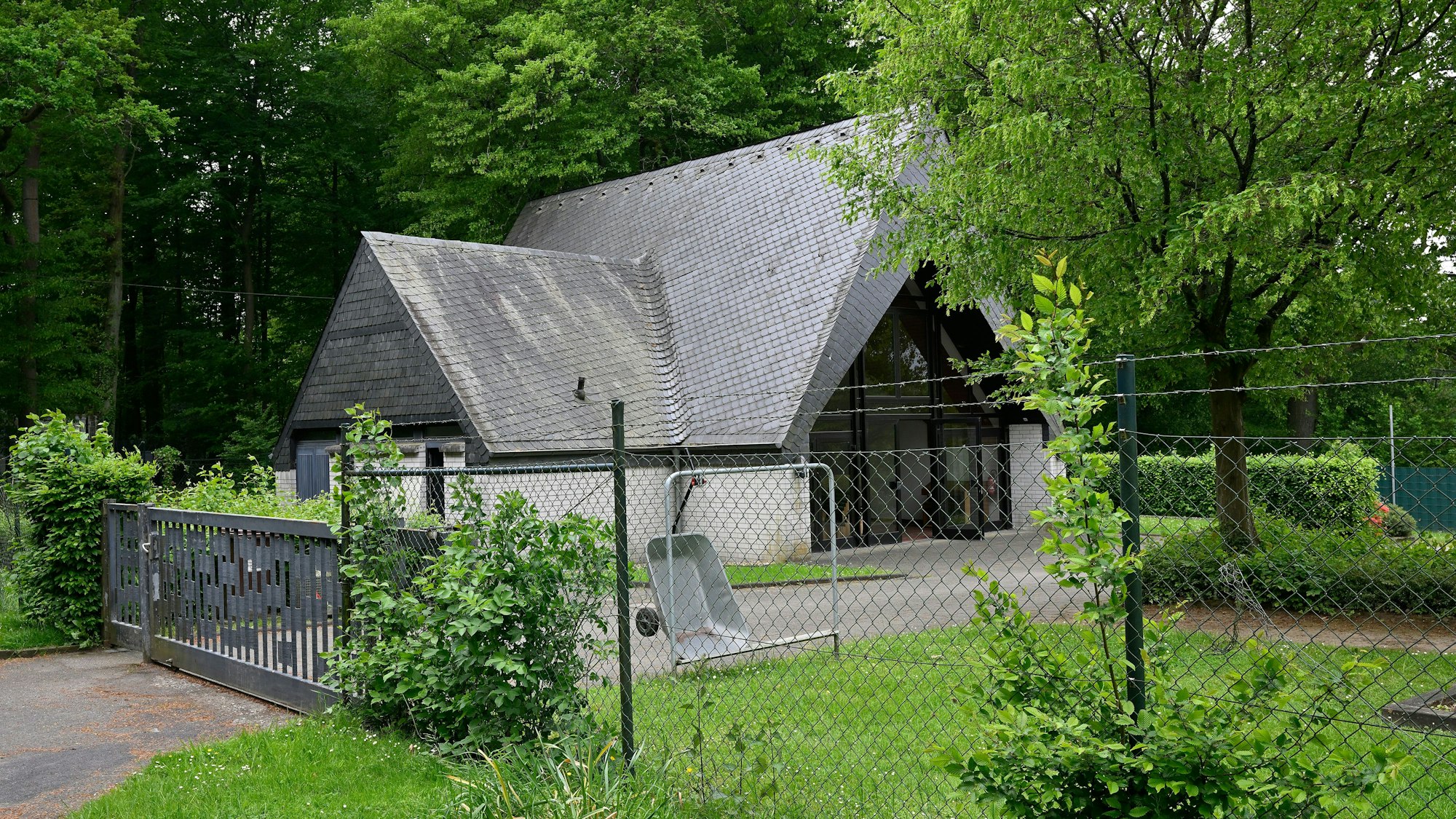 Es ist die Trauerhalle zu sehen.