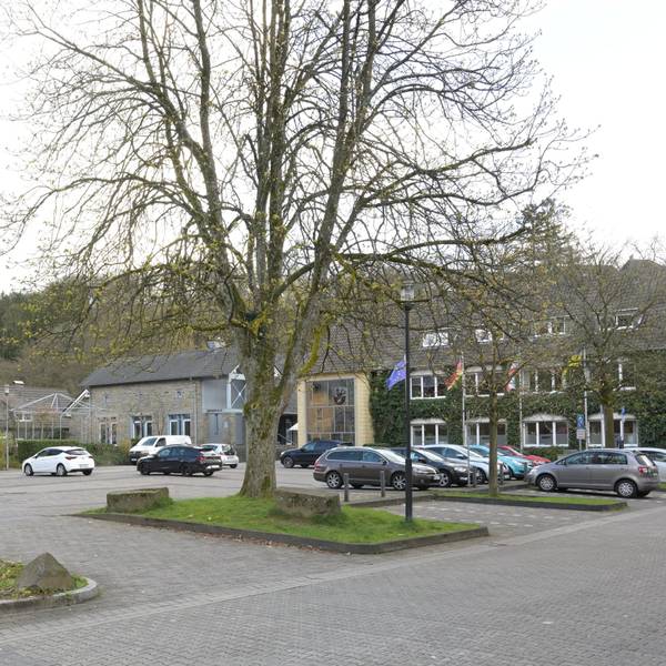 Auf dem Stockhausenplatz Kürten stehen Autos.