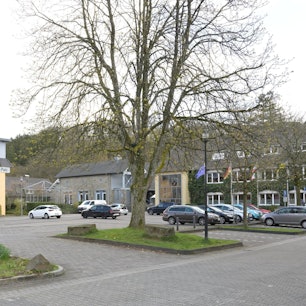 Auf dem Stockhausenplatz Kürten stehen Autos.