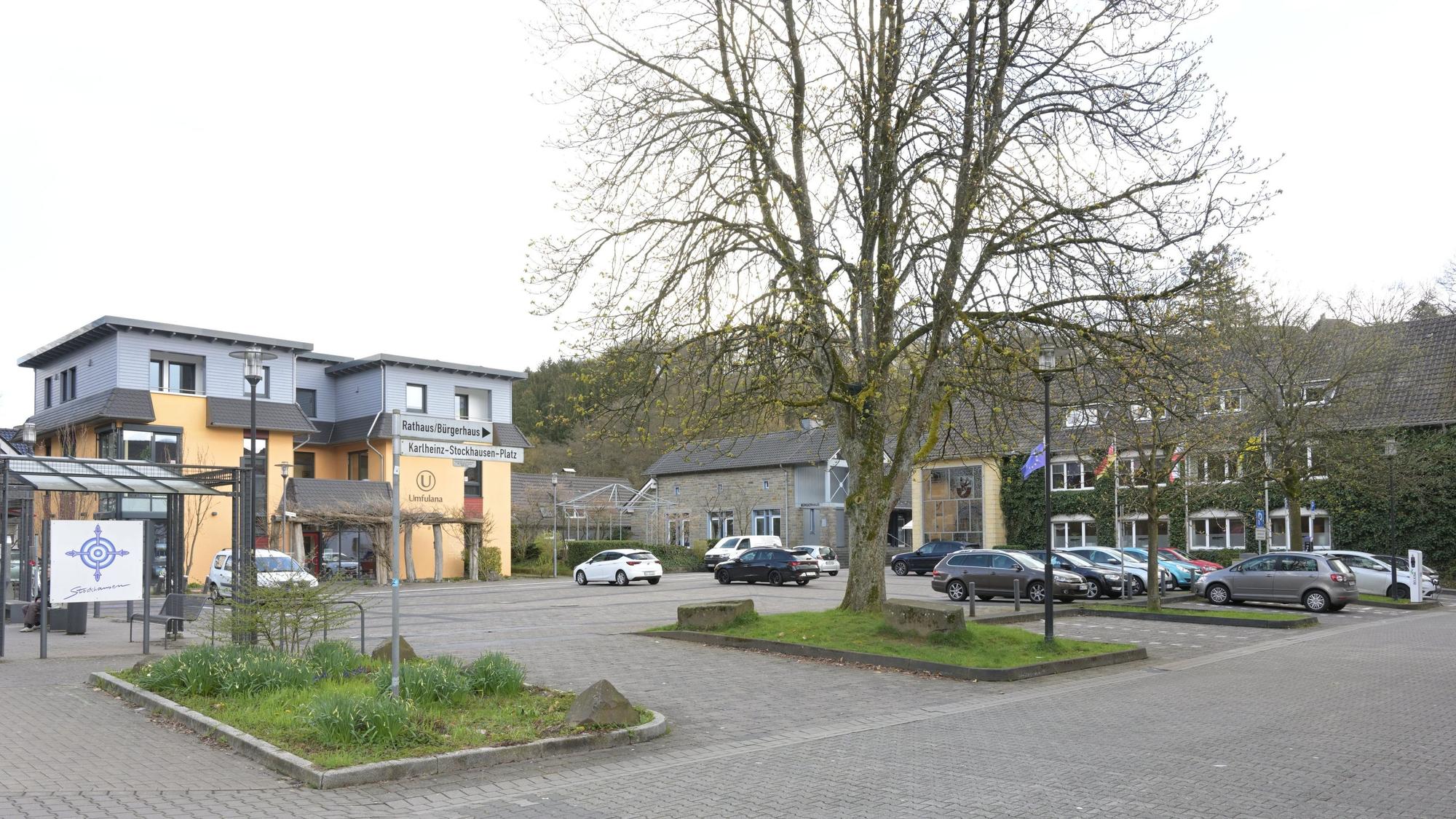 Auf dem Stockhausenplatz Kürten stehen Autos.