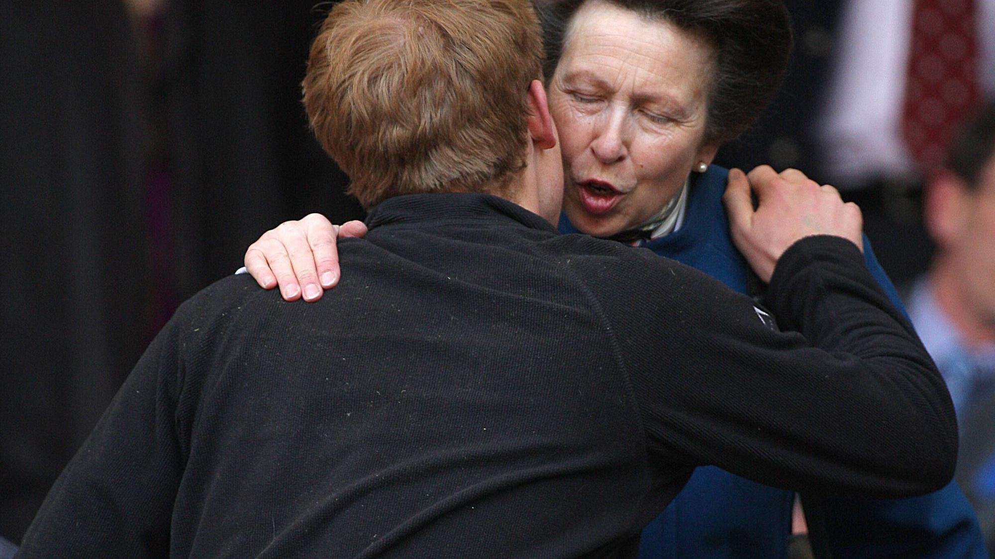 Prinz Harry und Prinzessin Anne umarmen sich.