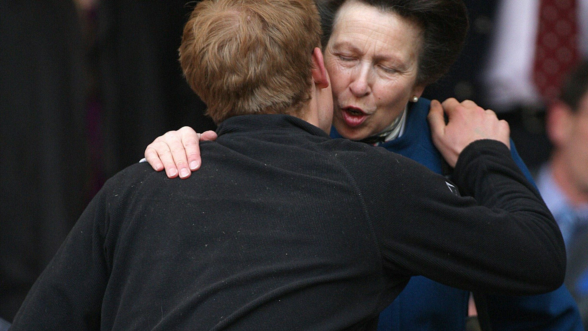 Prinz Harry und Prinzessin Anne umarmen sich.