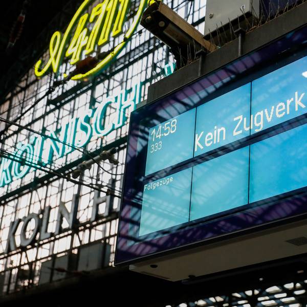 Auf einer Anzeigetafel im Kölner Hauptbahnhof steht „kein Zugverkehr“. Die Gewerkschaft EVG hatte in den vergangenen Wochen immer wieder zum Streik aufgerufen.