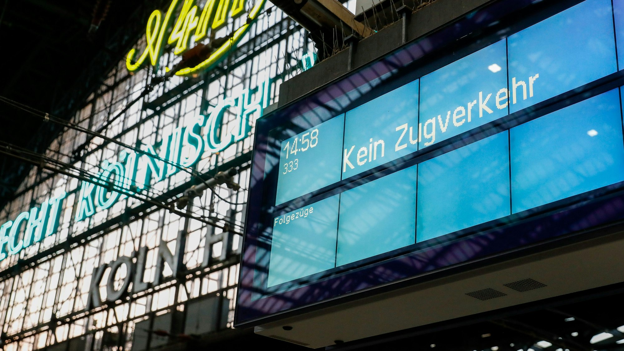 Auf einer Anzeigetafel im Kölner Hauptbahnhof steht „kein Zugverkehr“. Die Gewerkschaft EVG hatte in den vergangenen Wochen immer wieder zum Streik aufgerufen.