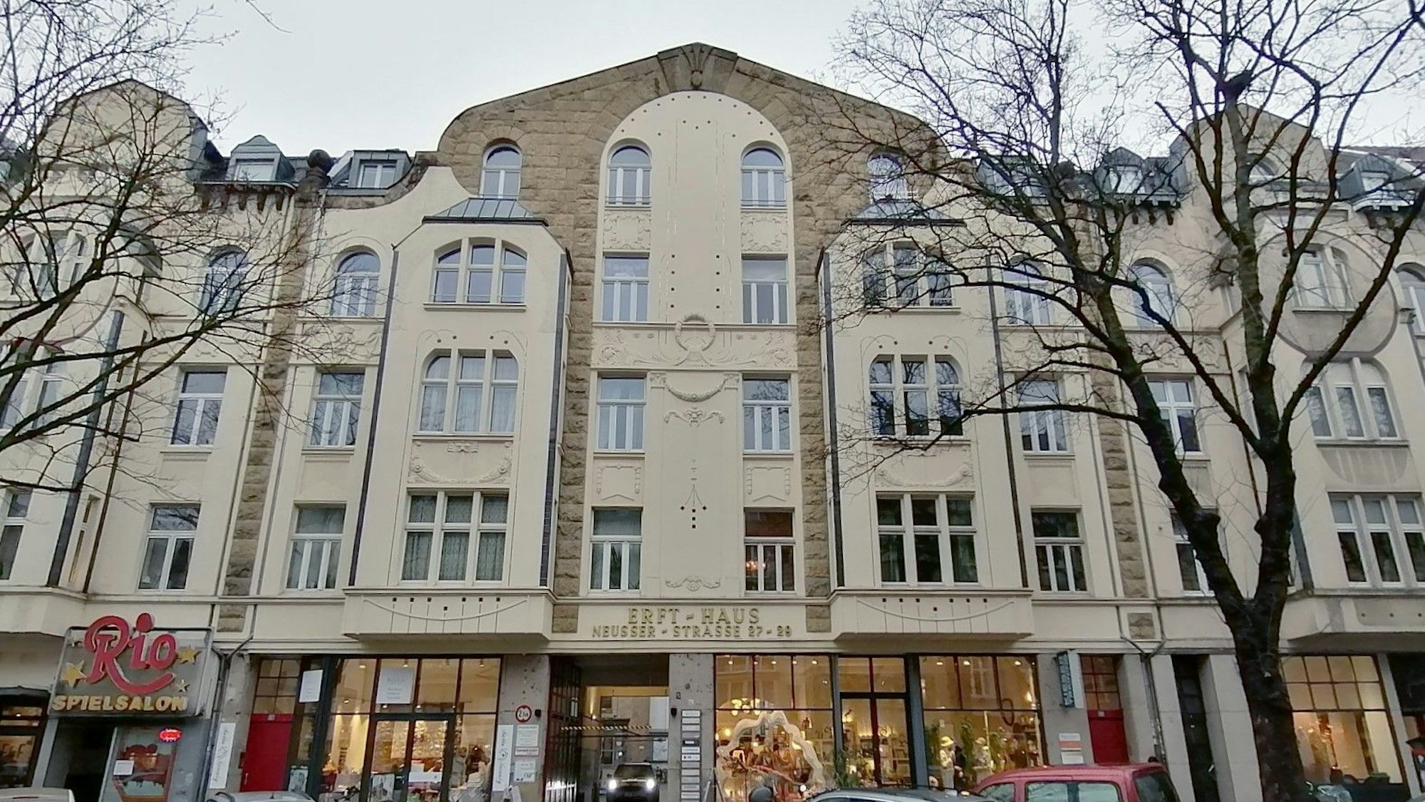 Die Vorderseite des Erft-Hauses an der Neusser Straße